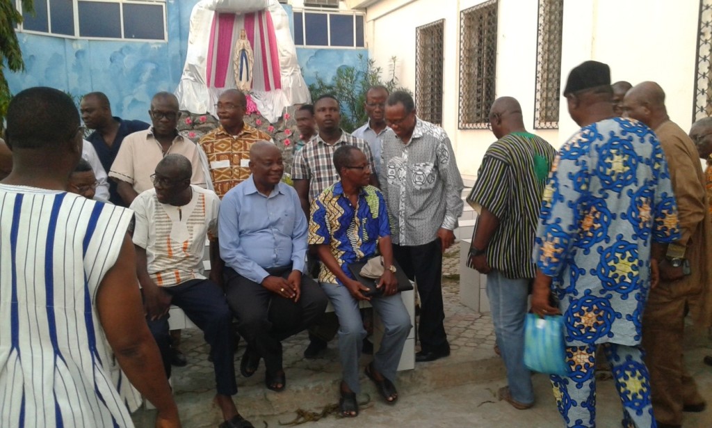 Le Sir Chevalier Frère AYEM entouré de quelques officiers