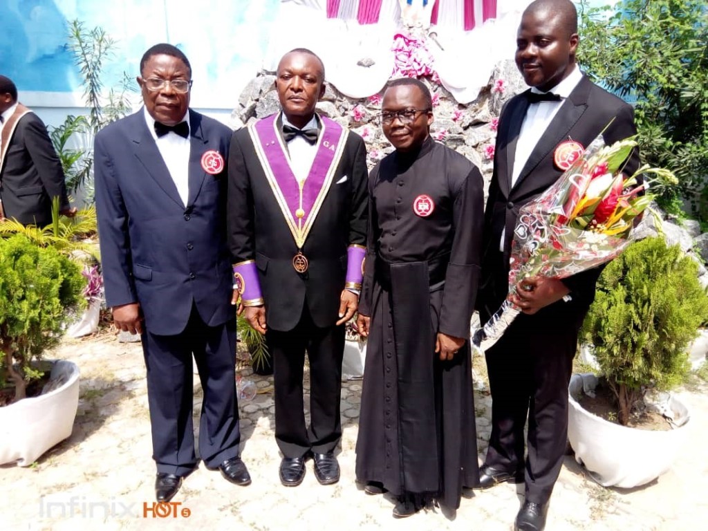 Les nouveaux Frères du Conseil 34 Aného avec l’Officier Initiateur le Frère Valère GBEASOR.